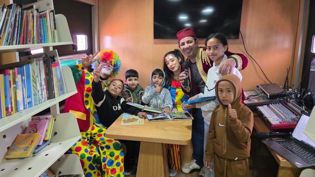 فرقة سكومة تعزز تجربة القافلة الوطنية للقراءة بإقليم خريبكة